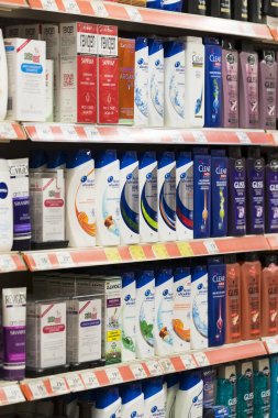 Marmaris, Türkiye'deki Migros süpermarket ürünleri ile iç iç stiles ve buzdolapları 