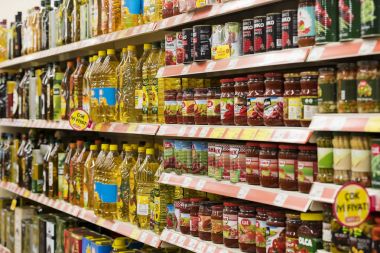 Marmaris, Türkiye'deki Migros süpermarket ürünleri ile iç iç stiles ve buzdolapları 