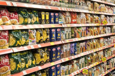 Marmaris, Türkiye'deki Migros süpermarket ürünleri ile iç iç stiles ve buzdolapları 