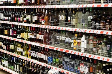 Marmaris, Türkiye'deki Migros süpermarket ürünleri ile iç iç stiles ve buzdolapları 