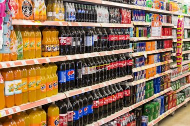 Marmaris, Türkiye'deki Migros süpermarket ürünleri ile iç iç stiles ve buzdolapları 