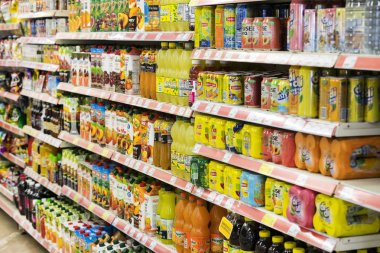 Marmaris, Türkiye'deki Migros süpermarket ürünleri ile iç iç stiles ve buzdolapları 