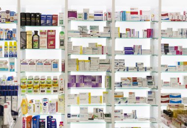 İlaçlar ve ilaç tablet ve Gıda katkı maddeleri ile eczane dolapları 