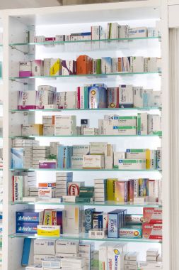 İlaçlar ve ilaç tablet ve Gıda katkı maddeleri ile eczane dolapları 