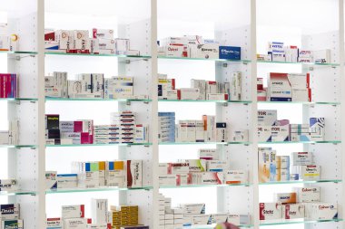 İlaçlar ve ilaç tablet ve Gıda katkı maddeleri ile eczane dolapları 