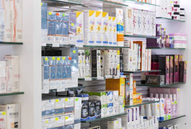 İlaçlar ve ilaç tablet ve Gıda katkı maddeleri ile eczane dolapları 