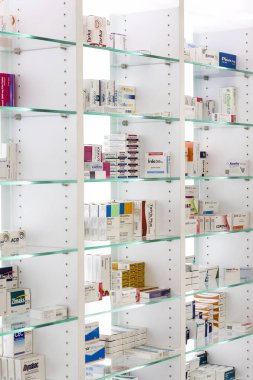 İlaçlar ve ilaç tablet ve Gıda katkı maddeleri ile eczane dolapları 