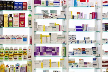 İlaçlar ve ilaç tablet ve Gıda katkı maddeleri ile eczane dolapları 