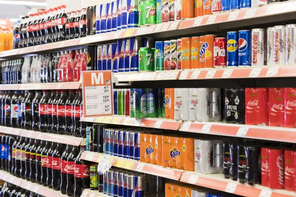 Interior de stiles y neveras con productos del supermercado Migros en Marmaris, Turquía — Foto de Stock