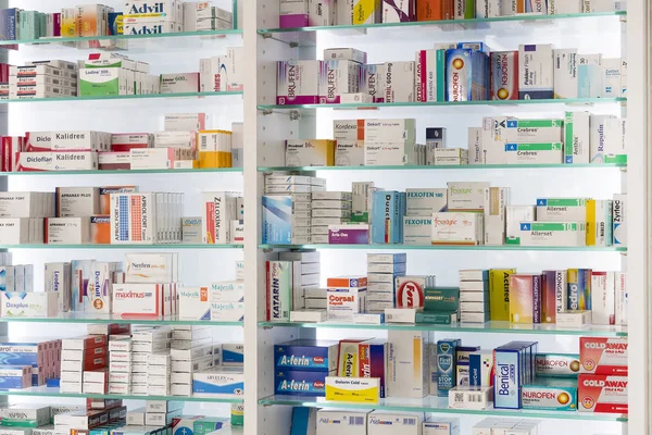 İlaçlar ve ilaç tablet ve Gıda katkı maddeleri ile eczane dolapları 