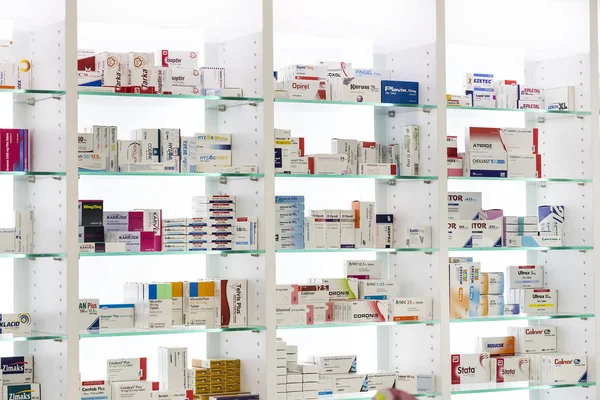 İlaçlar ve ilaç tablet ve Gıda katkı maddeleri ile eczane dolapları 