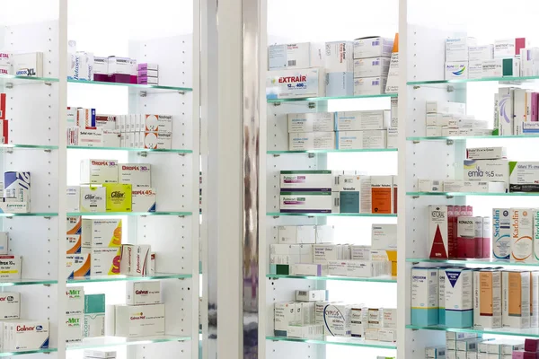 İlaçlar ve ilaç tablet ve Gıda katkı maddeleri ile eczane dolapları 