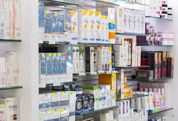 İlaçlar ve ilaç tablet ve Gıda katkı maddeleri ile eczane dolapları 