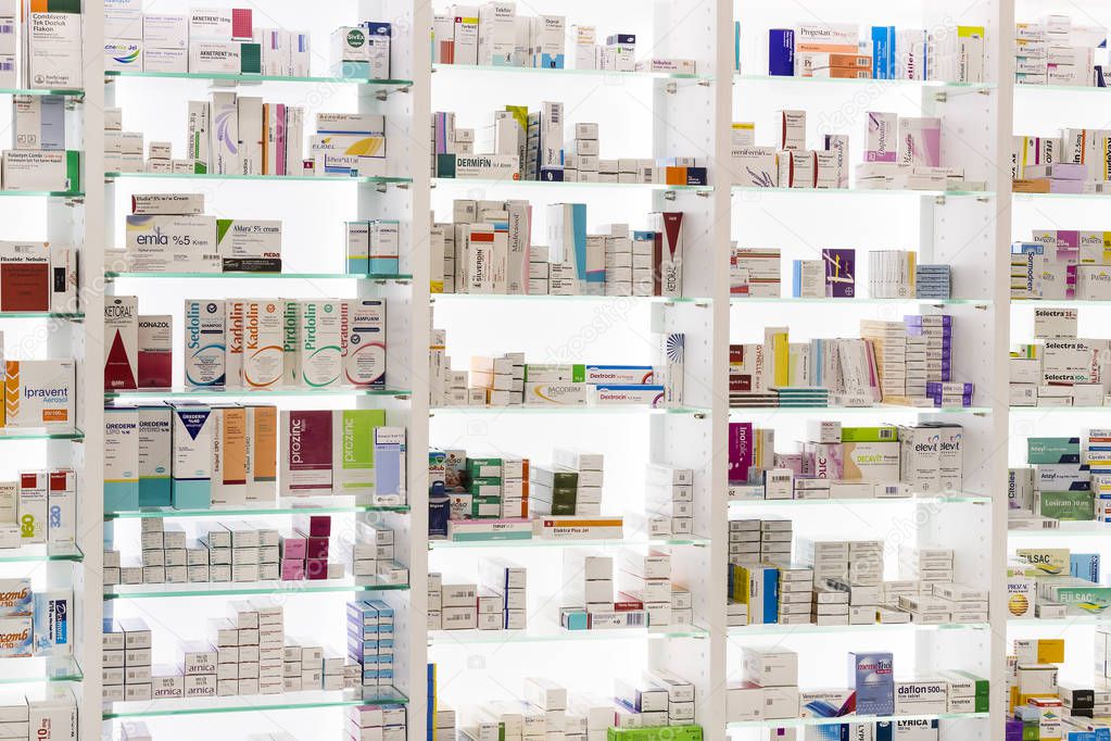 İlaçlar ve ilaç tablet ve Gıda katkı maddeleri ile eczane dolapları