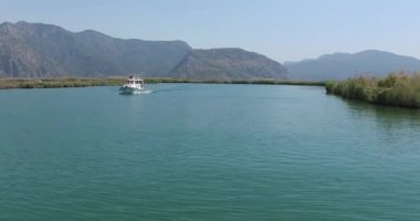 Turist teknelerle Dalyan nehir