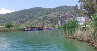 Turist teknelerle Dalyan nehir