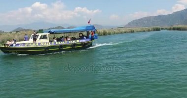Turist teknelerle Dalyan nehir