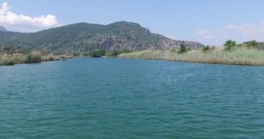 Turist teknelerle Dalyan nehir