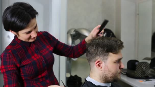 Der junge Mann im Friseursalon — Stockvideo