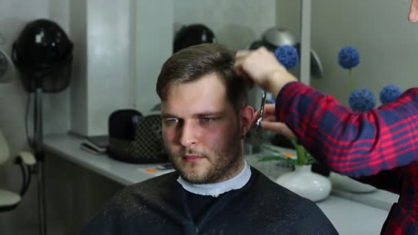Mladý muž na účes salon kadeřnictví — Stock video