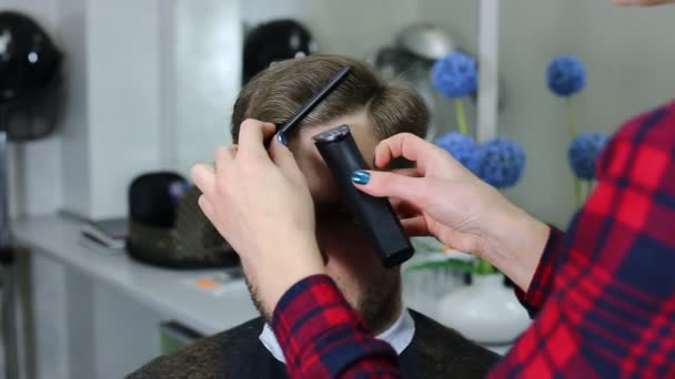 O jovem no penteado do salão de cabeleireiro — Vídeo de Stock