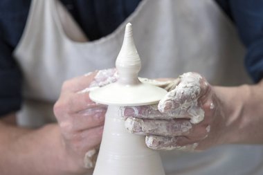 Elinde bir çömlekçi dönemde gelişen üretim çalışmalarına