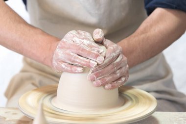 Elinde bir çömlekçi dönemde gelişen üretim çalışmalarına