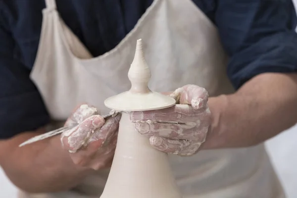 生産の仕事の期間の陶工の手 — ストック写真