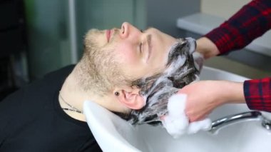 Kuaför Salonu saç modeli, genç adam