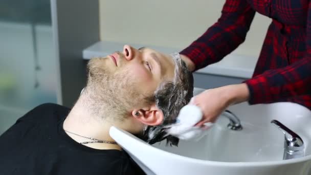 Mladý muž na účes salon kadeřnictví — Stock video