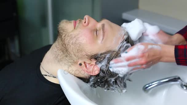 O jovem no penteado do salão de cabeleireiro — Vídeo de Stock