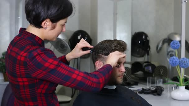 El joven en el peinado de peluquería — Vídeos de Stock