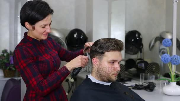 De jonge man bij de kapper salon kapsel — Stockvideo