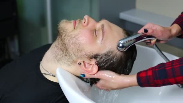 De jonge man bij de kapper salon kapsel — Stockvideo