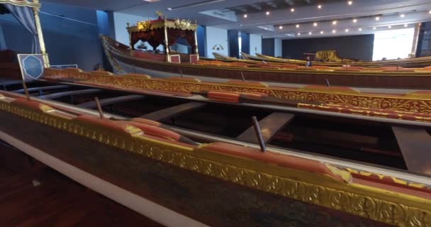 Maritiem Museum in Istanbul steken oude boten Turkse sultans — Stockvideo