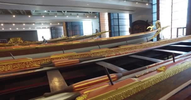 Maritime Museum in Istanbul stabbing ancient boats Turkish sultans — Stock Video