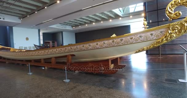 Maritime Museum in Istanbul stabbing ancient boats Turkish sultans — Stock Video