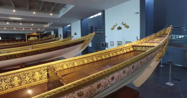 Maritime Museum in Istanbul stabbing ancient boats Turkish sultans — Stock Video