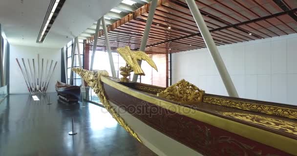 Maritime Museum in Istanbul stabbing ancient boats Turkish sultans — Stock Video