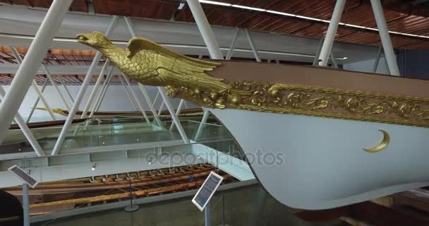 Maritimt museum i Istanbul stikker ned gamle båter tyrkiske sultaner – stockvideo