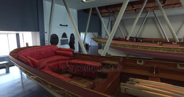 Meeresmuseum in Istanbul ersticht antike Boote türkischer Sultane — Stockvideo