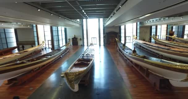 Морський музей в Стамбулі, колоти стародавніх човни Турецька султанів — стокове відео