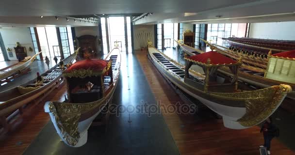 Морський музей в Стамбулі, колоти стародавніх човни Турецька султанів — стокове відео