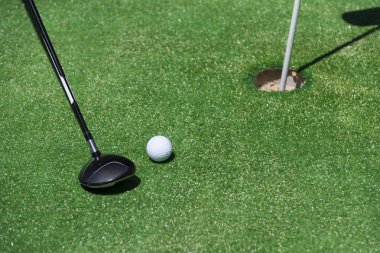 Golf sahasında top çubuk