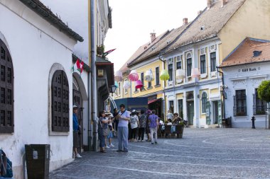 Mağazalar ve restoranlar ile Szentendre turistik şehir sokaklarında.