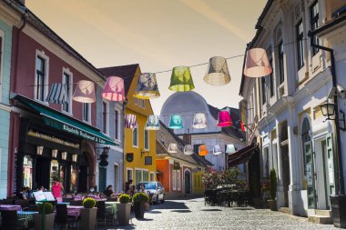 Mağazalar ve restoranlar ile Szentendre turistik şehir sokaklarında.