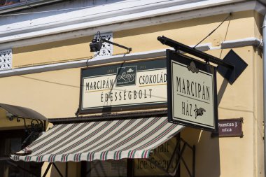 Mağazalar ve restoranlar ile Szentendre turistik şehir sokaklarında.