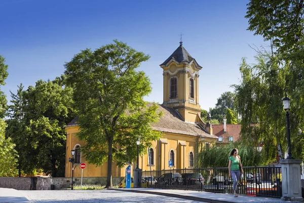 Mağazalar ve restoranlar ile Szentendre turistik şehir sokaklarında. — Stok fotoğraf