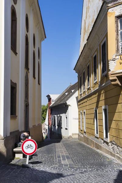 As ruas da cidade turística de Szentendre com lojas e restaurantes . — Fotografia de Stock