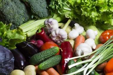 Taze sebze domates salatalık kabak ve yeşillik arka plan